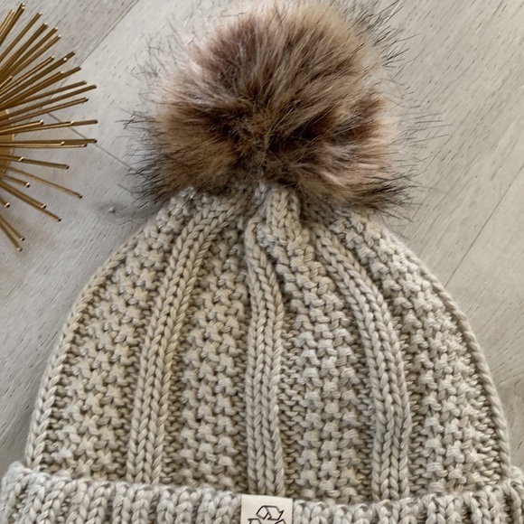 NWOT David and Young Faux Fur Pom Being cream Lined Sherpa Beanie One Size - Picture 2 of 8